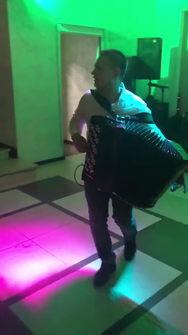 Наш баянист! Наш баянист!
