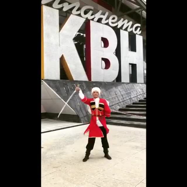 Фрагмент из казачьего танца. Фланкировка шашкой! Наш казачий невероятно эффектен Фрагмент из казачьего танца. Фланкировка шашкой! Наш казачий невероятно эффектен