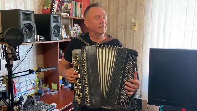В этом видео, по просьбе заказчика, я сыграл несколько фрагментов из моих выступлений на праздниках, в качестве баяниста - Михалыча:). 