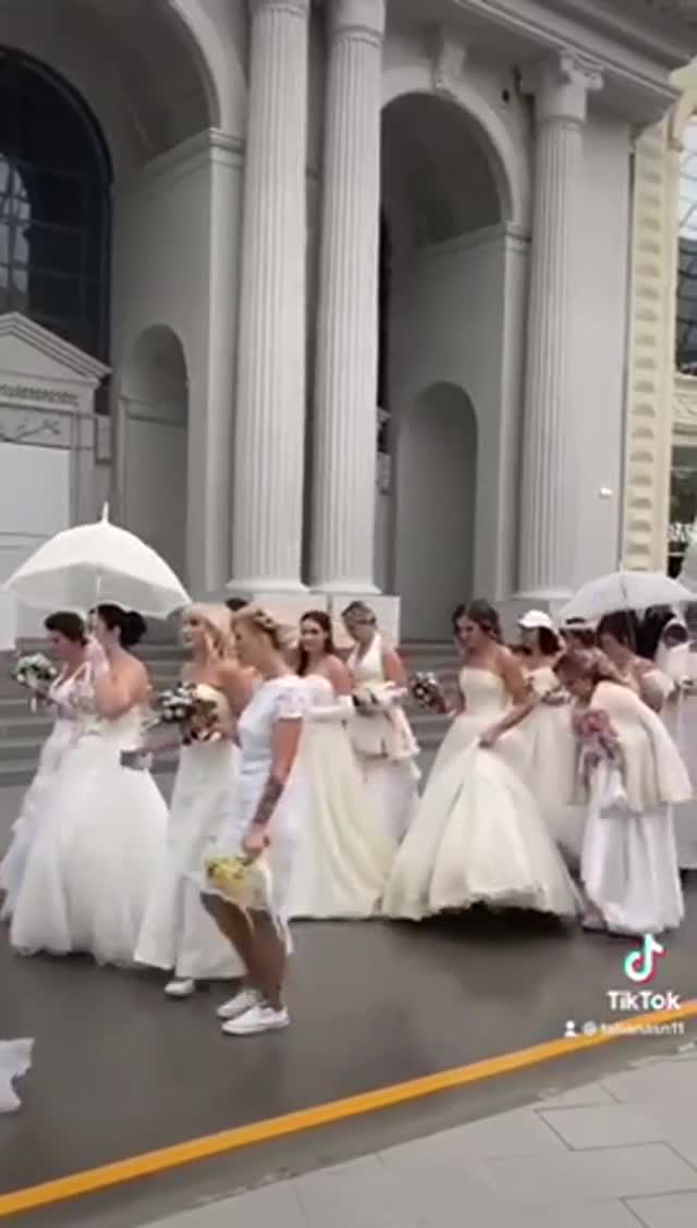 Парад невест 2021 в парке «Остров мечты» ,14 букетиков собрано 