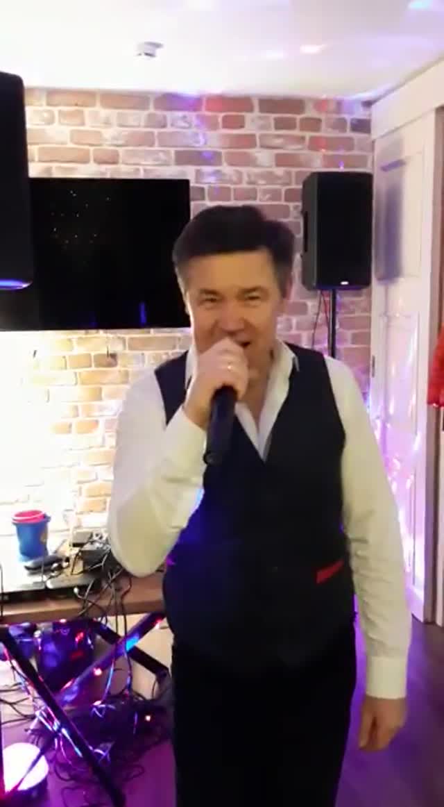 Поёт Алексей Смирнов