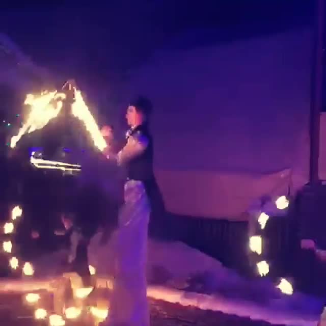 Огненное шоу с ходулистом